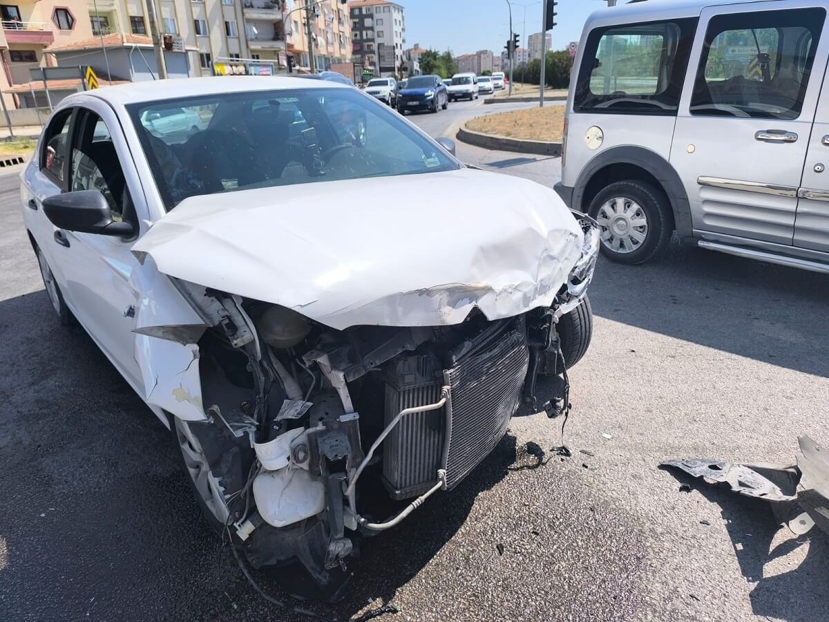 Kaza, Çorum’un Sungurlu ilçesine bağlı Taşköprü kavşağında meydana geldi (1)