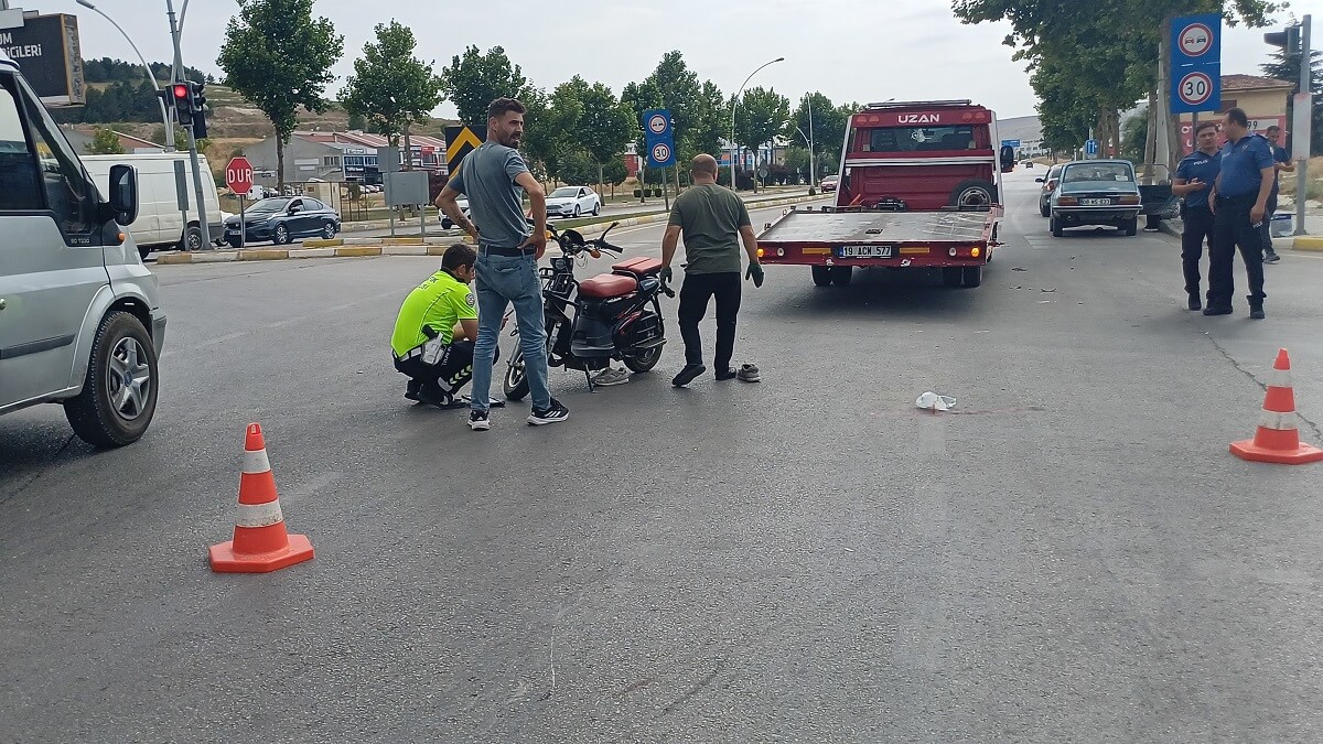 Kaza, İnönü Caddesi Galericiler Sitesi kavşağında meydana geldi (1)