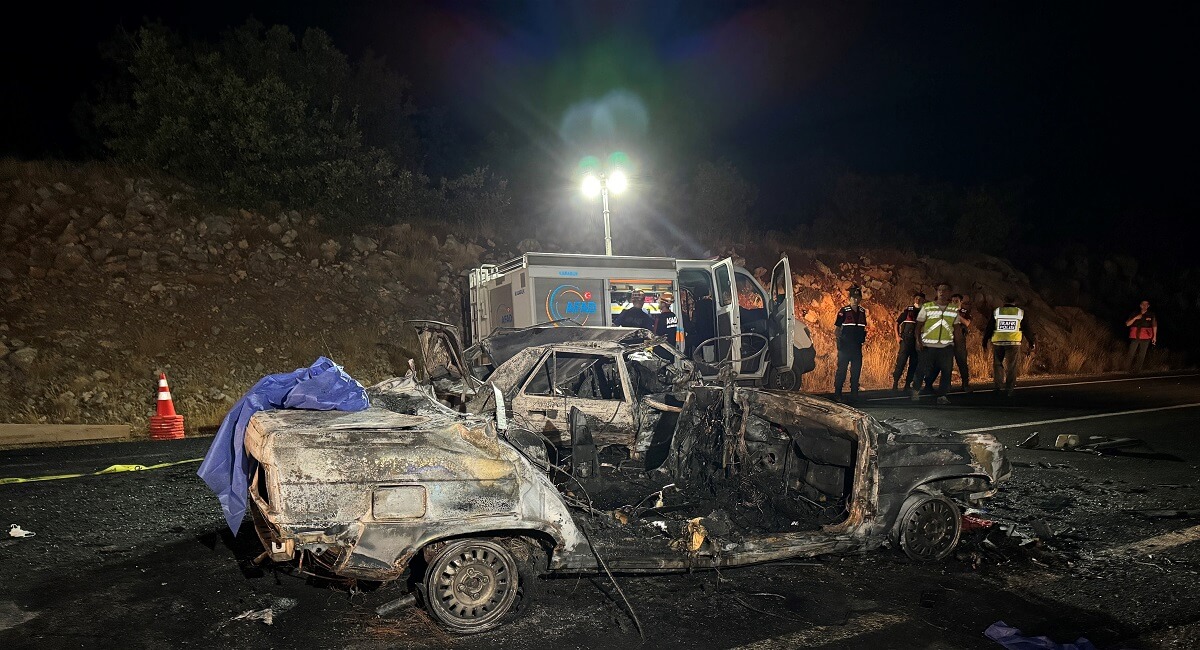 Kazada 3 kişi hayatını kaybetti, 5 kişi yaralandı (1)