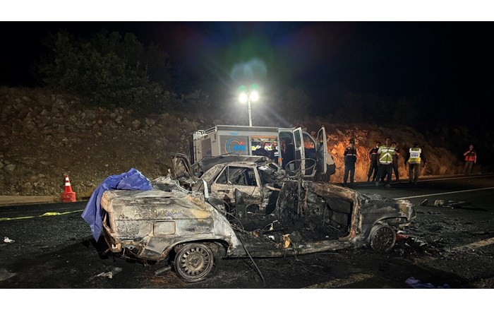 Kazada 3 kişi hayatını kaybetti, 5 kişi yaralandı (1)