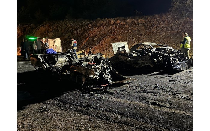 Kazada 3 kişi hayatını kaybetti, 5 kişi yaralandı (2)