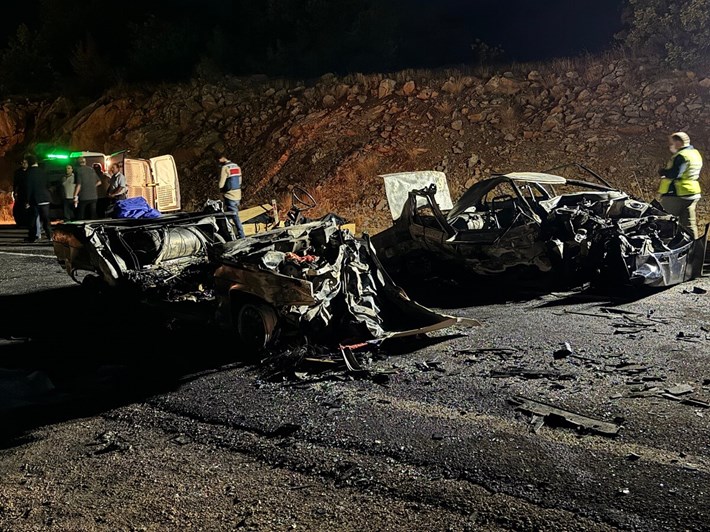 Kazada 3 kişi hayatını kaybetti, 5 kişi yaralandı (2)