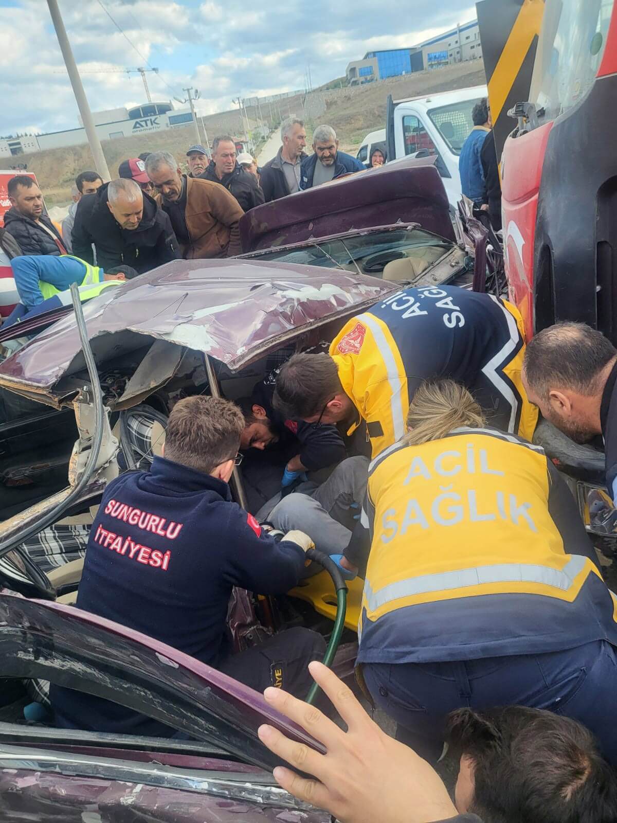 Kazada araç içerisinde sıkışan yaralılar, itfaiye ekiplerince çıkartılarak sağlık ekiplerine teslim edildi (1)