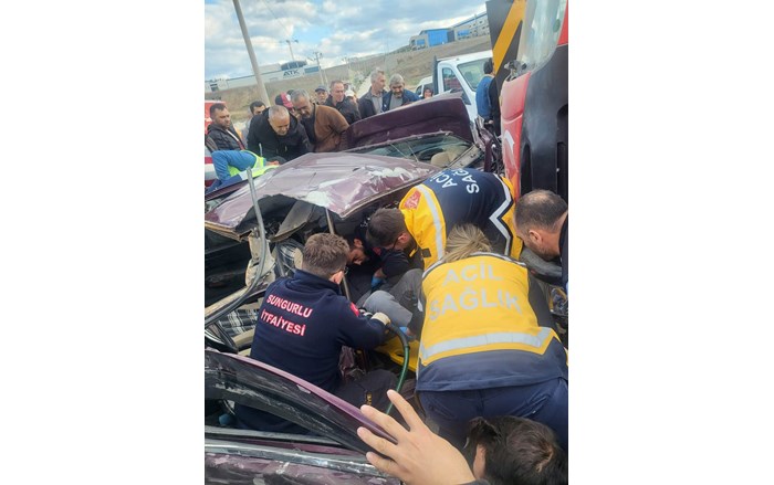 Kazada araç içerisinde sıkışan yaralılar, itfaiye ekiplerince çıkartılarak sağlık ekiplerine teslim edildi (1)