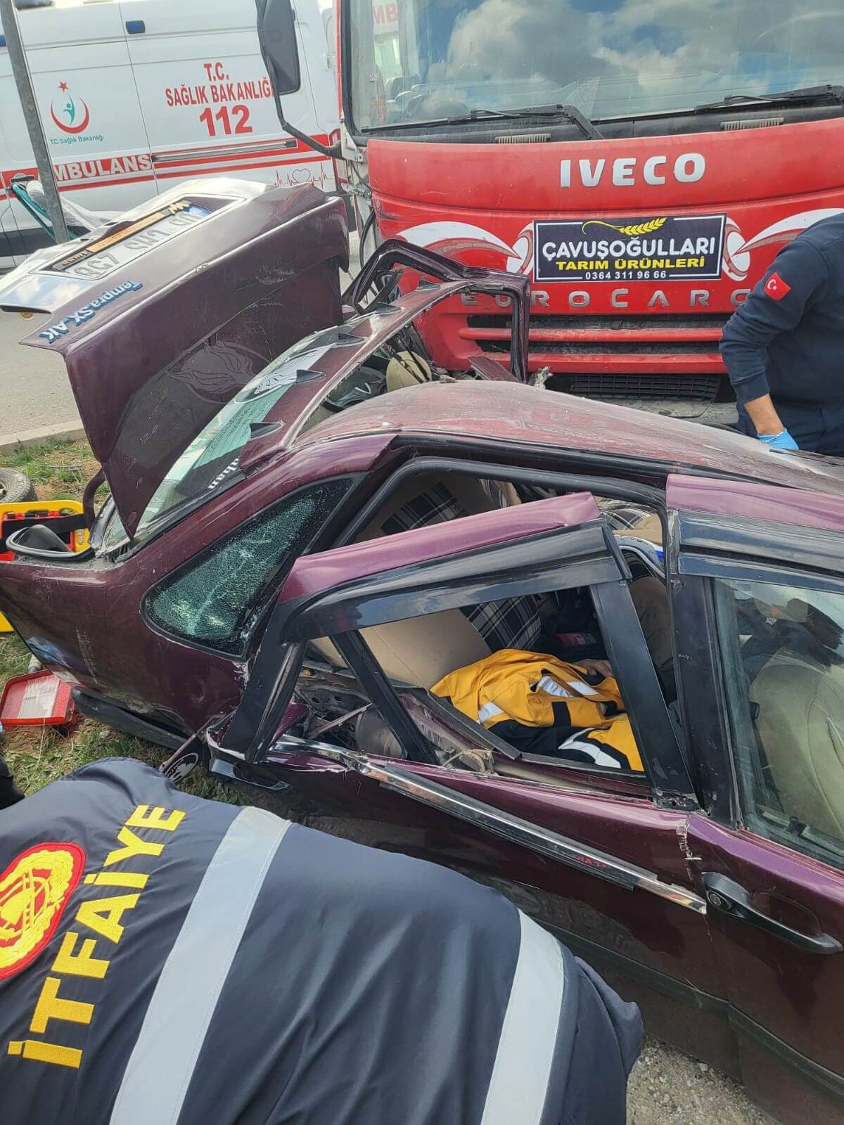 Kazada araç içerisinde sıkışan yaralılar, itfaiye ekiplerince çıkartılarak sağlık ekiplerine teslim edildi (2)