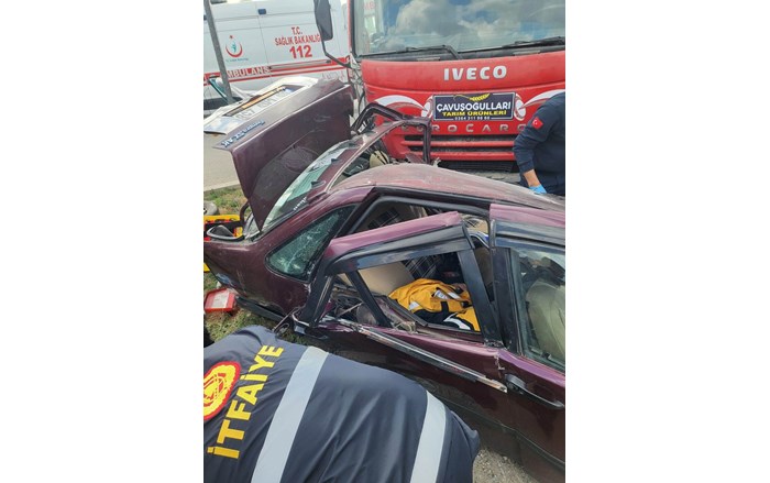 Kazada araç içerisinde sıkışan yaralılar, itfaiye ekiplerince çıkartılarak sağlık ekiplerine teslim edildi (2)