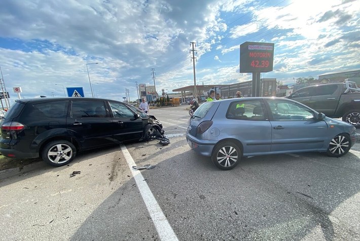 Kazada her iki aracın sürücüsü ile yabancı plakalı otomobilde yolcu olarak bulunan M.Ç. yaralandı (1)