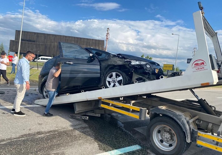 Kazada her iki aracın sürücüsü ile yabancı plakalı otomobilde yolcu olarak bulunan M.Ç. yaralandı (2)