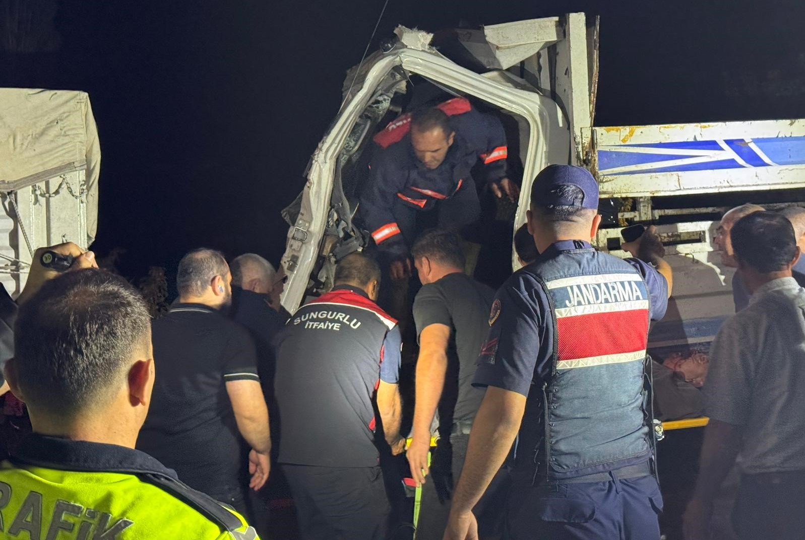 Kazada kamyon sürücüsü kabin kısmında sıkışarak ağır yaralandı