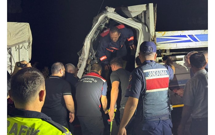 Kazada kamyon sürücüsü kabin kısmında sıkışarak ağır yaralandı