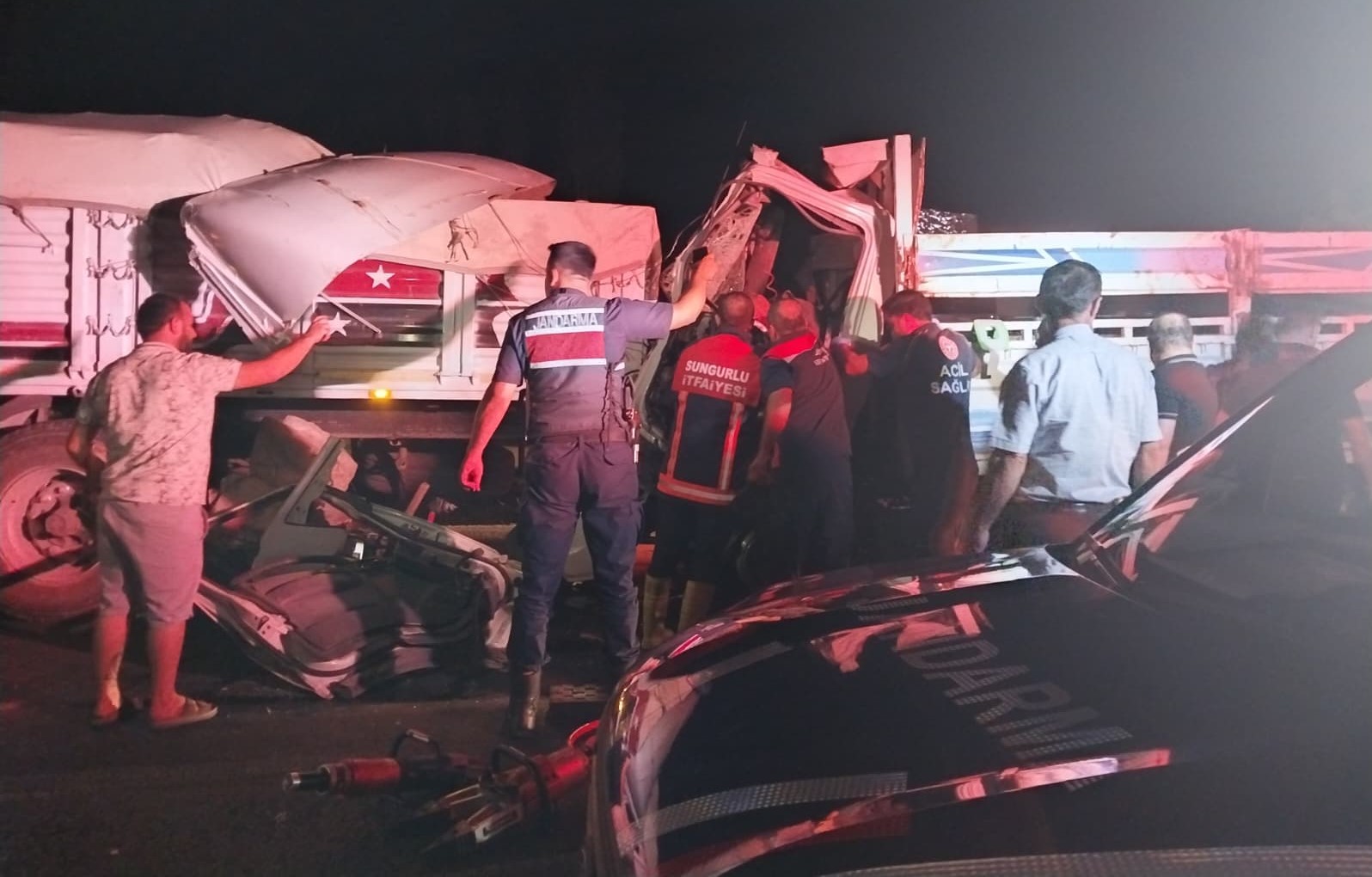 Kazada kamyon sürücüsü kabin kısmında sıkışarak ağır yaralandı2