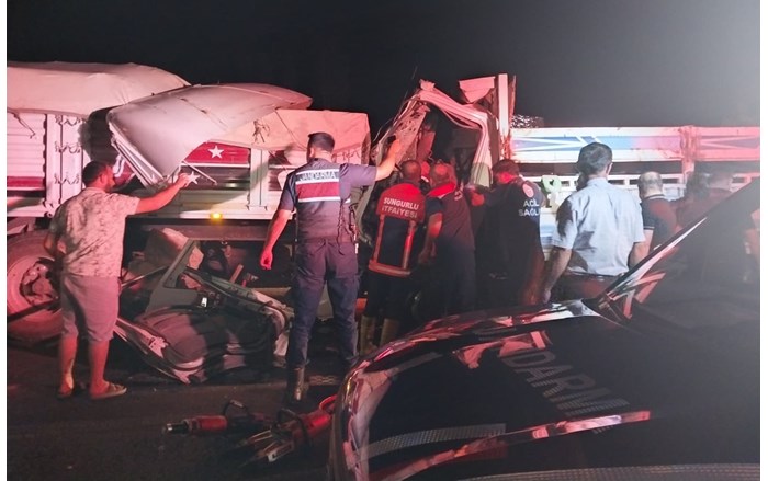 Kazada kamyon sürücüsü kabin kısmında sıkışarak ağır yaralandı2