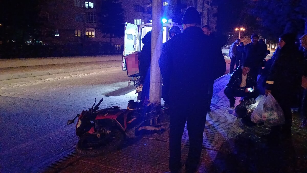 Kazada motosiklet sürücüsü Metin Ç. ve yanında bulunan Emin T. (17) yaralandı