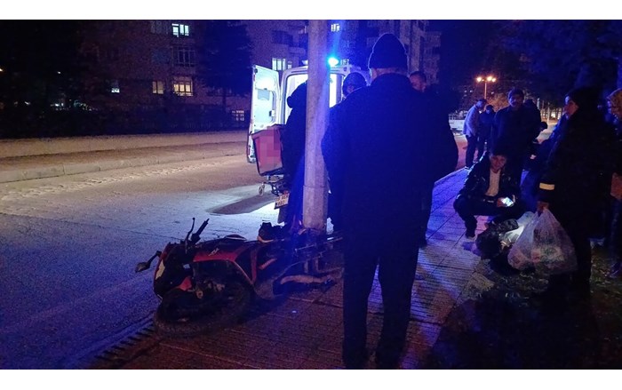 Kazada motosiklet sürücüsü Metin Ç. ve yanında bulunan Emin T. (17) yaralandı