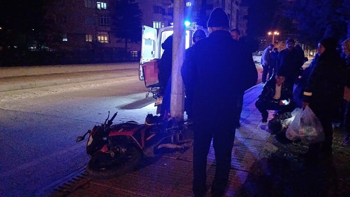 Kazada motosiklet sürücüsü Metin Ç. ve yanında bulunan Emin T. (17) yaralandı
