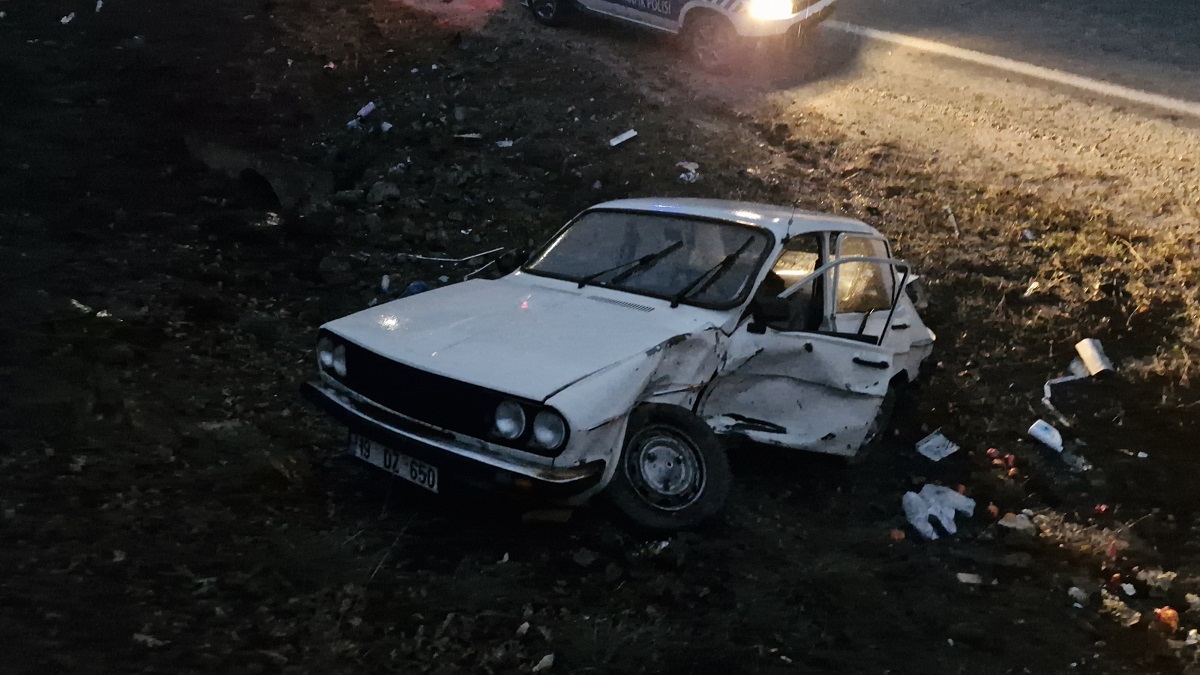 Kazada otomobil hurda yığınına döndü