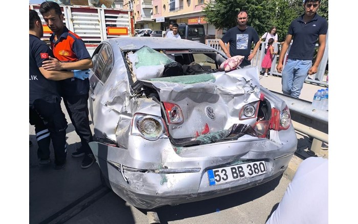 Kazada sürücüler ile araçlarda bulunan 1'i çocuk 8 kişi yaralandı