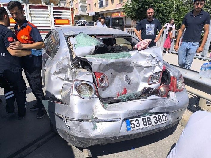 Kazada sürücüler ile araçlarda bulunan 1'i çocuk 8 kişi yaralandı