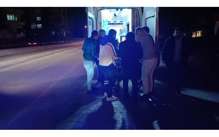 Kazada yaralanan 2 kişi ambulansla hastaneye kaldırıldı