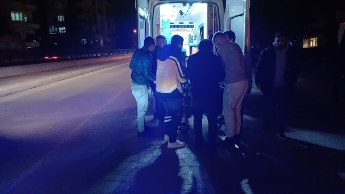 Kazada yaralanan 2 kişi ambulansla hastaneye kaldırıldı