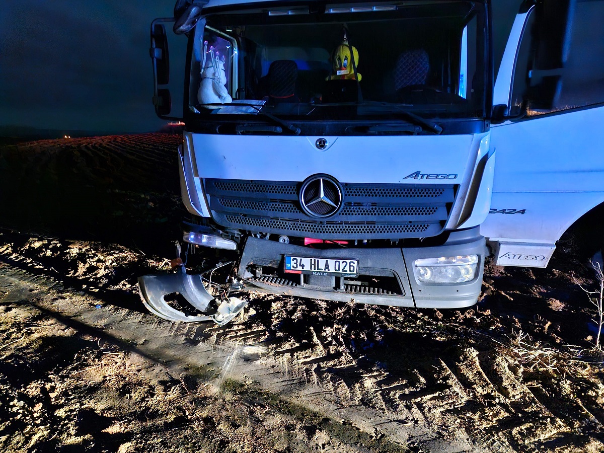 Kazaya müdahale eden trafik polisine kamyon çarptı (1)