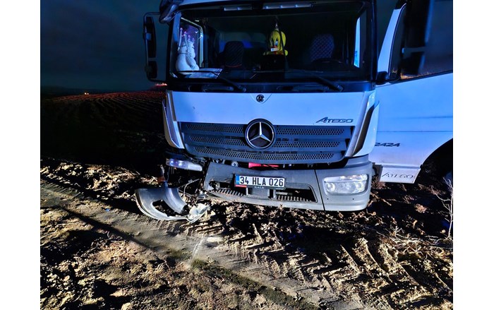 Kazaya müdahale eden trafik polisine kamyon çarptı (1)