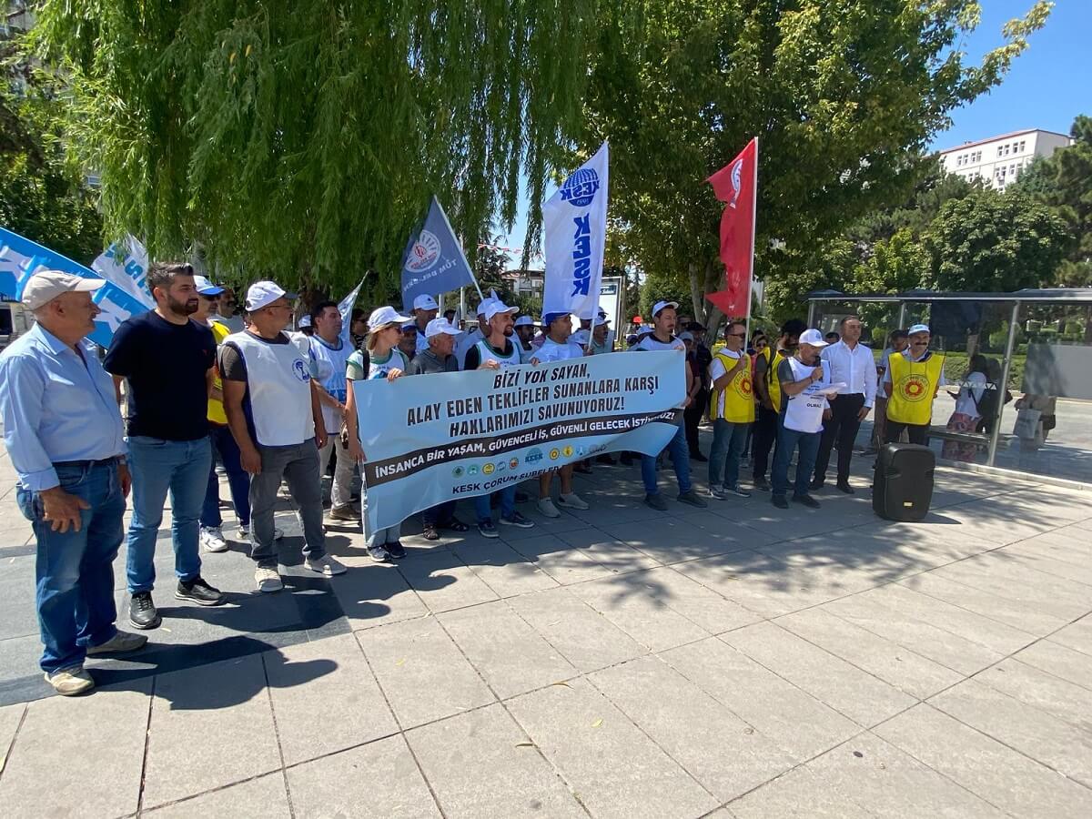 KESK Çorum Şubeler Platformu, iş bırakma eylemi sırasında Kadeş Barış Meydanı’nda kitlesel basın açıklaması yaptı (2)