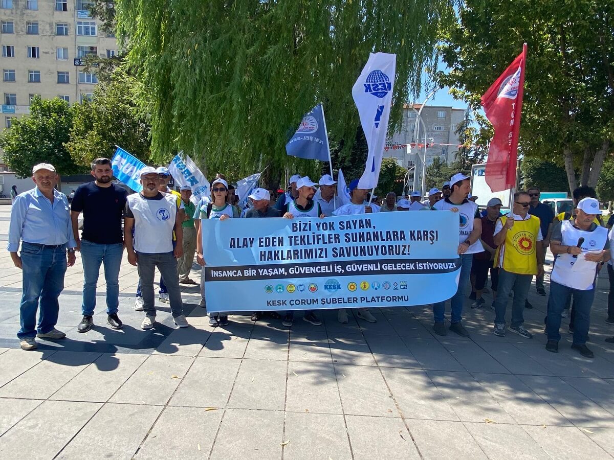 KESK Çorum Şubeler Platformu, iş bırakma eylemi sırasında Kadeş Barış Meydanı’nda kitlesel basın açıklaması yaptı (3)