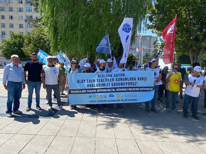 KESK Çorum Şubeler Platformu, iş bırakma eylemi sırasında Kadeş Barış Meydanı’nda kitlesel basın açıklaması yaptı (3)