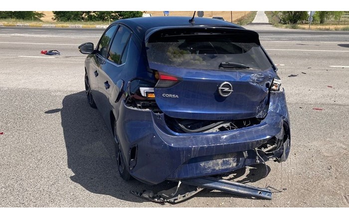 Kırıkkale – Çorum karayolunda 2 otomobil çarpıştı (2)