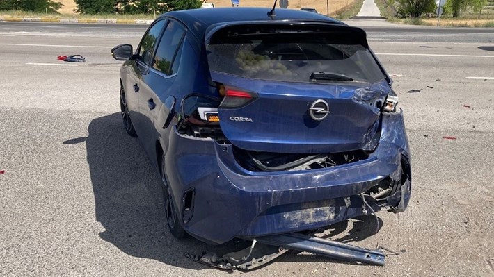 Kırıkkale – Çorum karayolunda 2 otomobil çarpıştı (2)