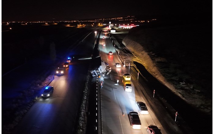 Kırıkkale – Çorum yolunda kontrolden çıkan alkol yüklü tır devrildi (1)