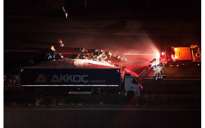 Kırıkkale – Çorum yolunda kontrolden çıkan alkol yüklü tır devrildi (2)