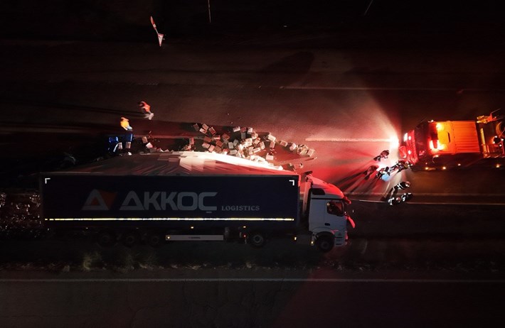 Kırıkkale – Çorum yolunda kontrolden çıkan alkol yüklü tır devrildi (2)