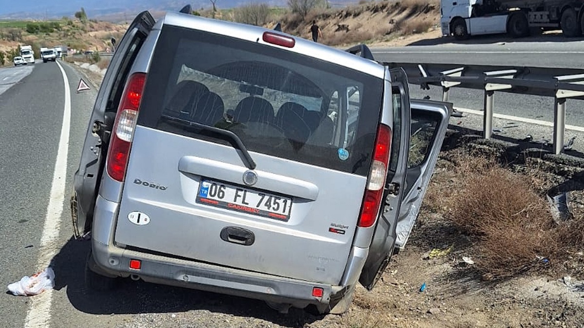 Kırıkkale – Çorum yolunda otomobil, kamyonet ve tankerin karıştığı zincirleme kazada 2 kişi yaralandı (2)