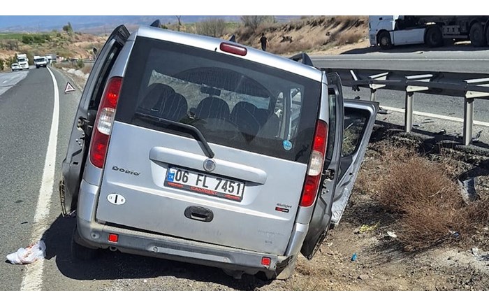 Kırıkkale – Çorum yolunda otomobil, kamyonet ve tankerin karıştığı zincirleme kazada 2 kişi yaralandı (2)