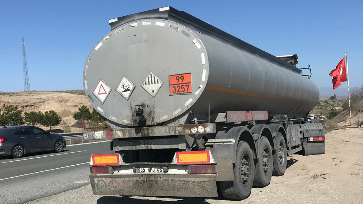 Kırıkkale – Çorum yolunda otomobil, kamyonet ve tankerin karıştığı zincirleme kazada 2 kişi yaralandı (3)