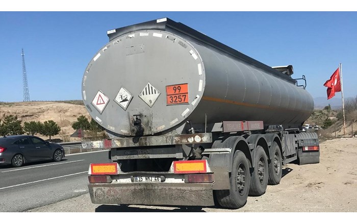 Kırıkkale – Çorum yolunda otomobil, kamyonet ve tankerin karıştığı zincirleme kazada 2 kişi yaralandı (3)