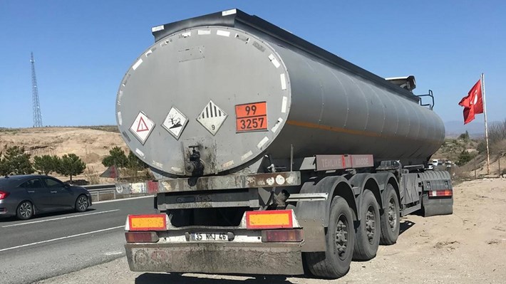 Kırıkkale – Çorum yolunda otomobil, kamyonet ve tankerin karıştığı zincirleme kazada 2 kişi yaralandı (3)