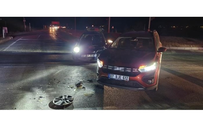 Kırmızı ışık ihlali yapan aracın, kavşakta başka bir otomobille çarpışması sonucu meydana gelen kazada 2 kişi yaralandı (2)