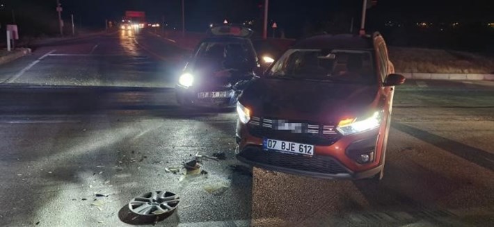 Kırmızı ışık ihlali yapan aracın, kavşakta başka bir otomobille çarpışması sonucu meydana gelen kazada 2 kişi yaralandı (2)