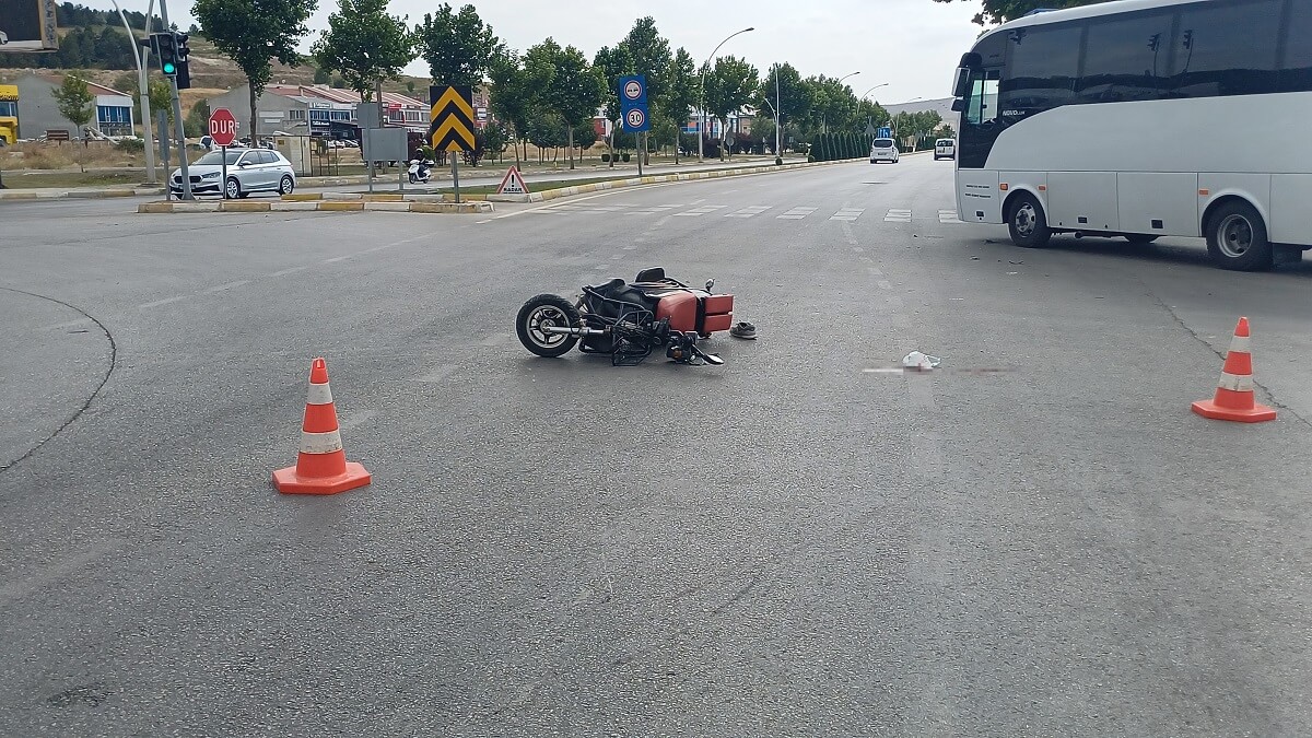 Kırmızı ışık ihlali yaparak ters yönden gelen elektrikli motosiklet ile otomobil çarpıştı (1)