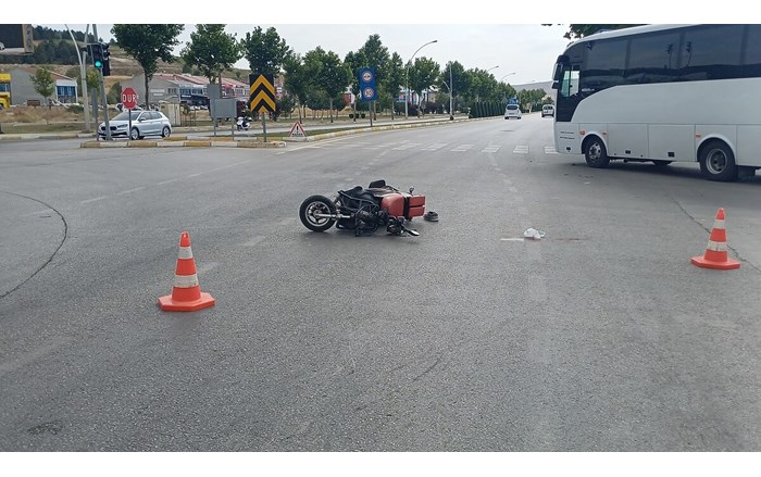 Kırmızı ışık ihlali yaparak ters yönden gelen elektrikli motosiklet ile otomobil çarpıştı (1)