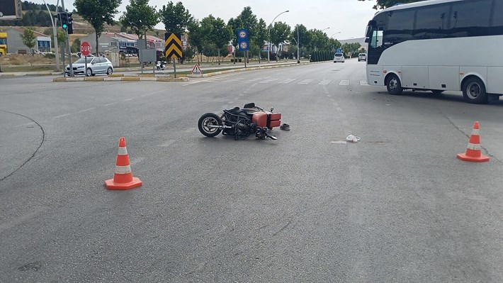Kırmızı ışık ihlali yaparak ters yönden gelen elektrikli motosiklet ile otomobil çarpıştı (1)