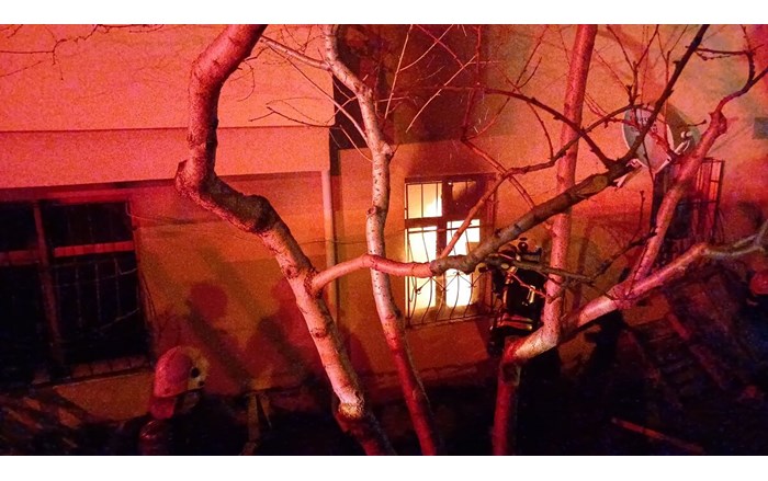 Kısa sürede büyüyen yangın, binanın giriş katını sardı