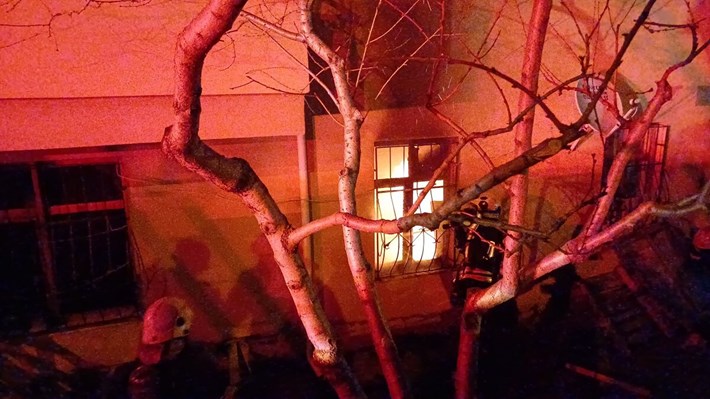 Kısa sürede büyüyen yangın, binanın giriş katını sardı