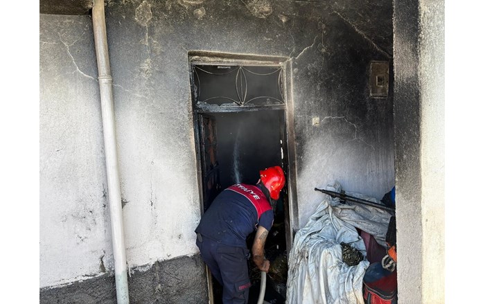 Kısa sürede olay yerine ulaşan itfaiye ekipleri, yangına müdahale ederek söndürdü (2)