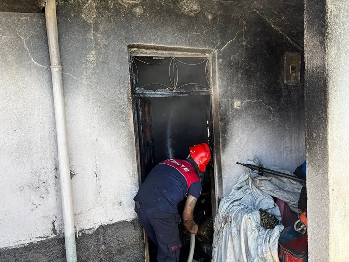 Kısa sürede olay yerine ulaşan itfaiye ekipleri, yangına müdahale ederek söndürdü (2)