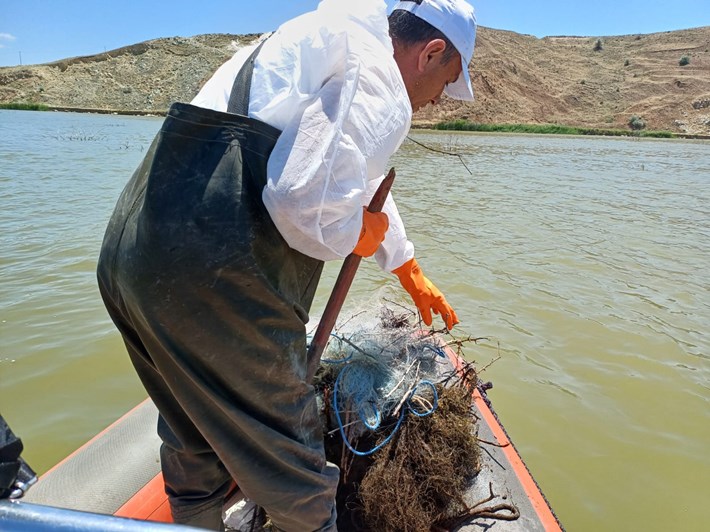Koçhisar Barajı'nda yapılan denetimlerde hayalet ağlar toplandı (1)