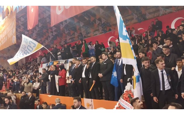 Kongre salonunda gençler oldukça coşkuluydu